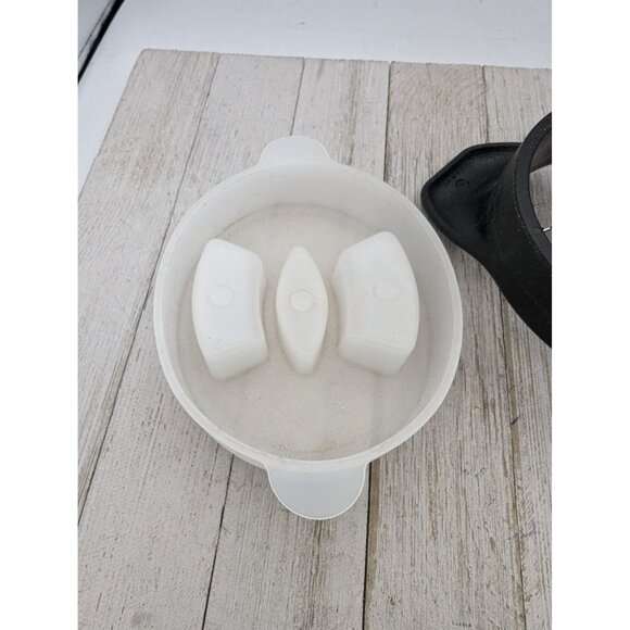 Pampered Chef #2418 Mango Wedger & Corer with Blade Cover - Picture 2 of 4